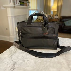 poshmark tumi